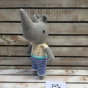 Rhinocéros jouet tricoté /amigurumi/rhinocéros amigurumi/rhinocéros/jouets au crochet/rhinocéros tricoté/jouet tricoté/jouet rhinocéros/jouets tricotés