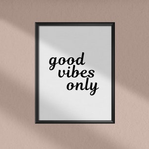 Cita enmarcada "Good Vibes Only" / Arte mural