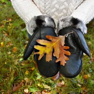Ladies Sheepskin Mitten with a Rex Rabbit Cuff in Black/Frost.