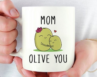 Tazza &quot;Mom Olive You&quot;: regalo con gioco di parole per la festa della mamma