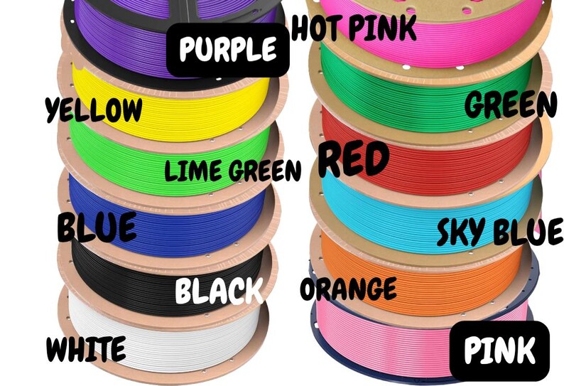 Pode incluir: Uma pilha de bobinas de filamento de impressora 3D coloridas. As cores incluem roxo, amarelo, verde lim&atilde;o, azul, preto, branco, rosa choque, verde, vermelho, azul celeste, laranja e rosa. Cada bobina &eacute; rotulada com o nome da cor.