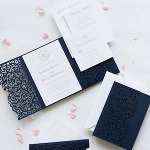 Convites de casamento clássicos azuis marinhos com envelopes conjunto de renda corte a laser convite principal dia convite RSVP desejos