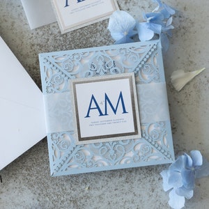 Convites de casamento quadrados de céu azul com envelopes grátis, conjunto de cartões de convite com corte a laser elegante e elegante de renda prateada