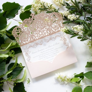 Convites de casamento elegantes, pêssego, corte a laser, inserção, creme com borda de ouro rosa, convites diy