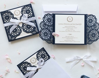 Pequeñas y elegantes invitaciones de boda en azul marino mate con sobres Tarjetas de invitación florales cortadas con láser