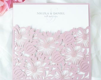 Invitaciones de boda de flores de encaje de rosa brumosas cortadas con láser con sobres GRATIS Invitación elegante