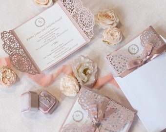 Elegantes invitaciones de boda de color rosa metálico con sobres Tarjetas de invitación florales cortadas con láser