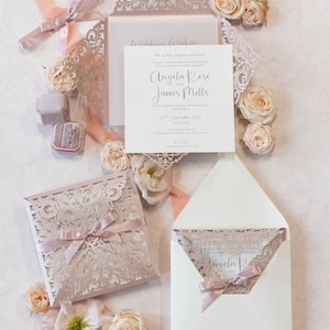 Misty Rose Huwelijksuitnodigingen met Enveloppen Elegante Kant Uitnodigingskaarten Set met 2 Inserts Perkament Insert