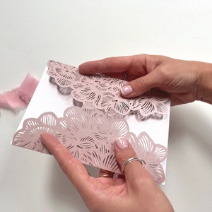 Laser Cut Cover mit Orchideenmotiv - Pink Metallic Papier, DIY Einladungen, handgemacht, Geburtstag, Jubiläum, Hochzeit Gatefold Einladung