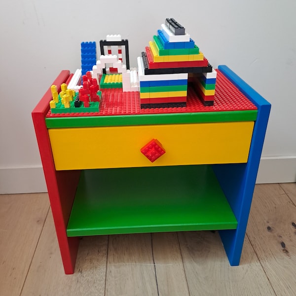 2 in 1 LEGO furniture, storage and game board, 500 Lego pieces included. Original gift for children aged 3 and over!