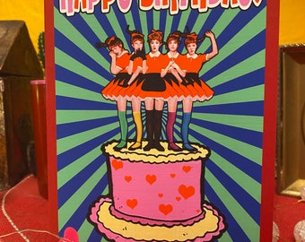 Może przedstawiać: Czerwono-biała kartka z napisem "happy birthday!" w różowych i czerwonych literach. Na kartce znajduje się kreskówkowa ilustracja czterech dziewczynek w czerwonych sukienkach stojących na różowo-żółtym torcie z czerwonymi sercami.