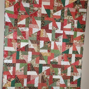 Colcha de Natal, 53 W x 70 L, Colcha de Natal Scrappy, Colcha artesanal, pronta para enviar, frete grátis