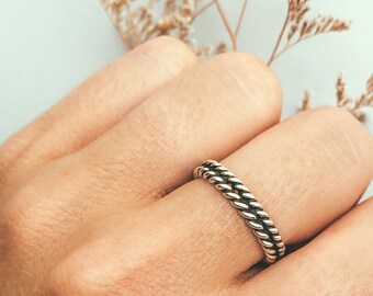 Geoxideerde gedraaide ring, gedraaide sterling zilveren ring, geoxideerde stapelring, gedraaide stapelring, boho ring, minimale vlechtring