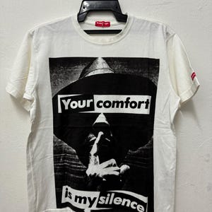 Vintage 90er Jahre Barbara Kruger “Your Comfort Is My Silence” Rageache gegen die Maschine Fotofolio Pop Art Tee / Größe L