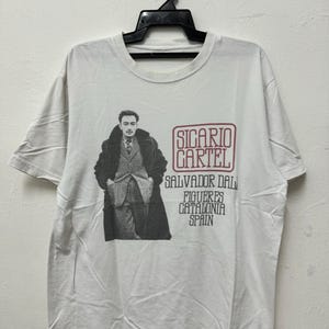 Koszulka z grafiką Sicario Cartel z lat 90. z Salvadorem Dali / Koszulka z grafiką vintage / Pop Art / Koszulka z grafiką nowoczesną / Plakat Pop / Fotografia / Rozmiar L