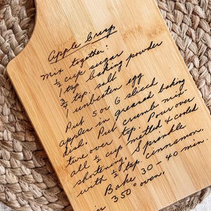 Handwritten Recipe Cutting Board, Family Recipe, Family Keepsake, Gift for Mom, Christmas Gift, Family Heirloom Personalized Cutting Board image 2