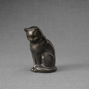 座り猫のミニ骨壺 - マットダーク | 陶器 | ハンドメイド