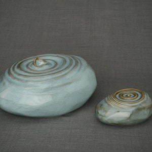 Set Of Cremation Urns for Human Ashes &quot;Resonance&quot; (Large urn + Keepsake)