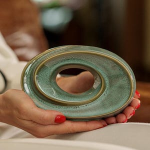 Urna de cremación pequeña "The Passage" - Pequeña / Melange verde aceitoso / Cerámica