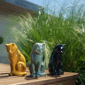 Ceramic Art Urn for Cats cremation ashes. The urn represents a cat sitting in a comfortable position with its tail around her body and its head gently looking left. Mini pet memorial urn. Pet memorial urn for ashes. Pet mini urn. Mini Urn by Pulvis