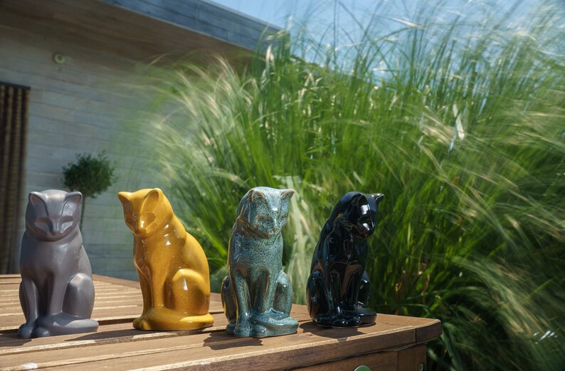 Ceramic Art Urn for Cats cremation ashes. The urn represents a cat sitting in a comfortable position with its tail around her body and its head gently looking left. Mini pet memorial urn. Pet memorial urn for ashes. Pet mini urn. Mini Urn by Pulvis
