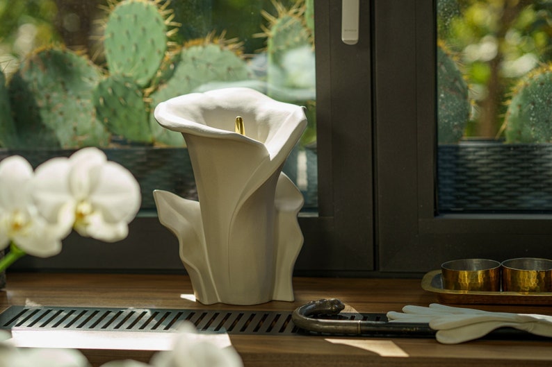 High-quality ceramic cremation urn for human ashes, suitable for home, garden or columbarium. This is a medium size urn. Calla Lily Flower Urn for Ashes. Calla Flower Cremation Urn by Pulvis Art Urns Handcrafted memorial flower urn by Pulvis Art Urns