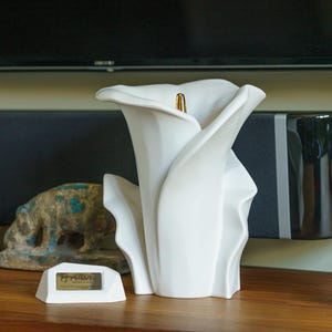 Pulvis Art Urns creates exceptional handmade cremation urns for humans and pets, carefully crafted in Europe by skilled artisans. Each urn combines modern design with timeless craftsmanship, offering a unique and meaningful way to honor a loved one. Made from premium ceramic materials, Pulvis urns are suitable for display at home or for outdoor memorials, blending beauty, durability, and symbolism. Every piece is thoughtfully designed to celebrate life, love, and remembrance.