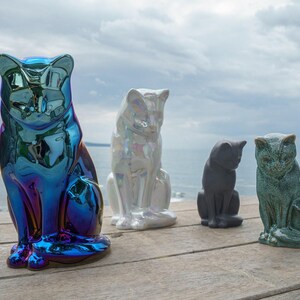 Ceramic Art Urn for Cats cremation ashes. The urn represents a cat sitting in a comfortable position with its tail around her body and its head gently looking left. Mini pet memorial urn. Pet memorial urn for ashes. Pet mini urn. Mini Urn by Pulvis
