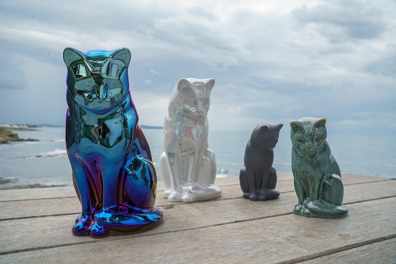 Ceramic Art Urn for Cats cremation ashes. The urn represents a cat sitting in a comfortable position with its tail around her body and its head gently looking left. Mini pet memorial urn. Pet memorial urn for ashes. Pet mini urn. Mini Urn by Pulvis