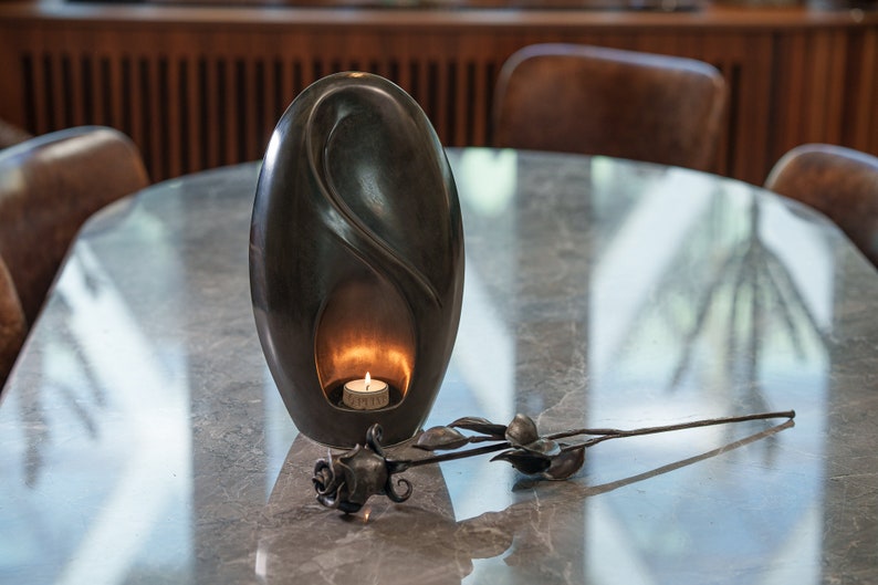 High-quality Handwrought Iron Rose, a suitable addition to our large urns and keepsakes. This item does not hold cremation ashes.