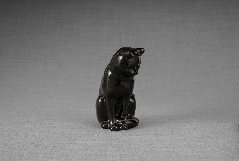 Ceramic Art Urn for Cats cremation ashes. The urn represents a cat sitting in a comfortable position with its tail around her body and its head gently looking left. Mini pet memorial urn. Pet memorial urn for ashes. Pet mini urn. Mini Urn by Pulvis
