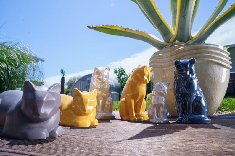 Ceramic Art Urn for Cats cremation ashes. The urn represents a cat sitting in a comfortable position with its tail around her body and its head gently looking left. Mini pet memorial urn. Pet memorial urn for ashes. Pet mini urn. Mini Urn by Pulvis