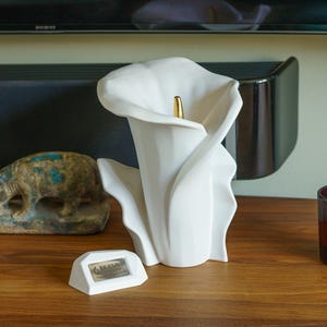 Pulvis Art Urns creates exceptional handmade cremation urns for humans and pets, carefully crafted in Europe by skilled artisans. Each urn combines modern design with timeless craftsmanship, offering a unique and meaningful way to honor a loved one. Made from premium ceramic materials, Pulvis urns are suitable for display at home or for outdoor memorials, blending beauty, durability, and symbolism. Every piece is thoughtfully designed to celebrate life, love, and remembrance.