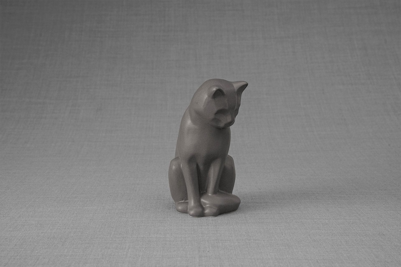 Ceramic Art Urn for Cats cremation ashes. The urn represents a cat sitting in a comfortable position with its tail around her body and its head gently looking left. Mini pet memorial urn. Pet memorial urn for ashes. Pet mini urn. Mini Urn by Pulvis