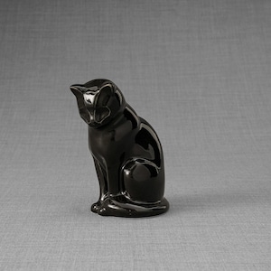Ceramic Art Urn for Cats cremation ashes. The urn represents a cat sitting in a comfortable position with its tail around her body and its head gently looking left. Mini pet memorial urn. Pet memorial urn for ashes. Pet mini urn. Mini Urn by Pulvis