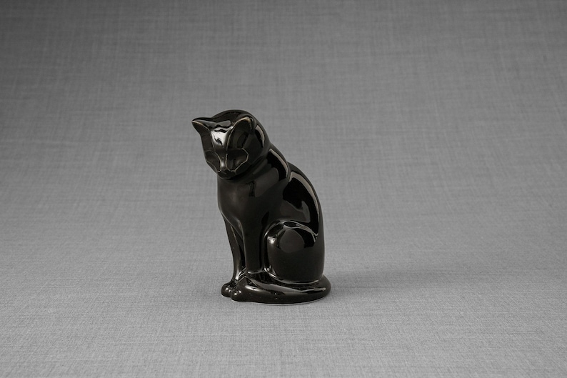 Ceramic Art Urn for Cats cremation ashes. The urn represents a cat sitting in a comfortable position with its tail around her body and its head gently looking left. Mini pet memorial urn. Pet memorial urn for ashes. Pet mini urn. Mini Urn by Pulvis