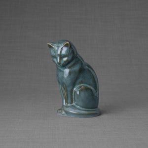 Mini handgjord kattformad kremeringsurna för aska ~ Keramisk kattstaty minnesurna ~ Neko, oljig grön melerad