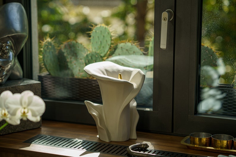 High-quality ceramic cremation urn for human ashes, suitable for home, garden or columbarium. This is a medium size urn. Calla Lily Flower Urn for Ashes. Calla Flower Cremation Urn by Pulvis Art Urns Handcrafted memorial flower urn by Pulvis Art Urns