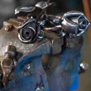 High-quality Handwrought Iron Rose, a suitable addition to our large urns and keepsakes. This item does not hold cremation ashes.