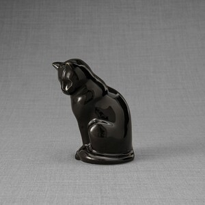 Ceramic Art Urn for Cats cremation ashes. The urn represents a cat sitting in a comfortable position with its tail around her body and its head gently looking left. Mini pet memorial urn. Pet memorial urn for ashes. Pet mini urn. Mini Urn by Pulvis
