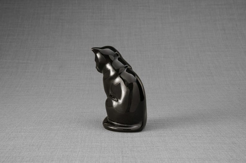 Ceramic Art Urn for Cats cremation ashes. The urn represents a cat sitting in a comfortable position with its tail around her body and its head gently looking left. Mini pet memorial urn. Pet memorial urn for ashes. Pet mini urn. Mini Urn by Pulvis