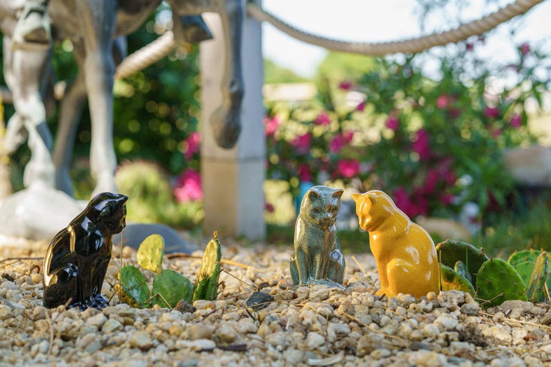 Ceramic Art Urn for Cats cremation ashes. The urn represents a cat sitting in a comfortable position with its tail around her body and its head gently looking left. Mini pet memorial urn. Pet memorial urn for ashes. Pet mini urn. Mini Urn by Pulvis