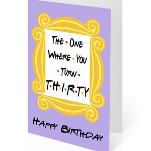 K&ouml;nnte beinhalten: Geburtstagskarte mit lila Hintergrund und goldenem Rahmen. Der Text im Rahmen lautet "THE ONE WHERE YOU TURN THIRTY." Unter dem Rahmen steht "HAPPY BIRTHDAY" in schwarzem Text.