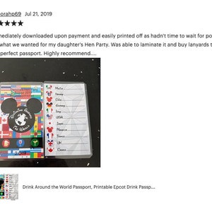Puede incluir: Un pasaporte imprimible para un evento tem&aacute;tico "Drink Around the World" en Epcot. El pasaporte presenta una cabeza de Mickey Mouse con banderas de diferentes pa&iacute;ses de todo el mundo. El texto "Drink Around the World" est&aacute; impreso en el pasaporte. El pasaporte est&aacute; dise&ntilde;ado para ser utilizado para un juego de beber en Epcot.
