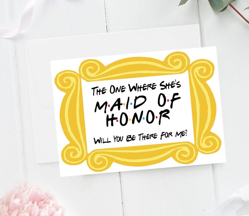 Puede incluir: Una tarjeta amarilla con un marco amarillo alrededor de los bordes. El texto dentro del marco dice "The One Where She's Maid of Honor. Will You Be There For Me?"