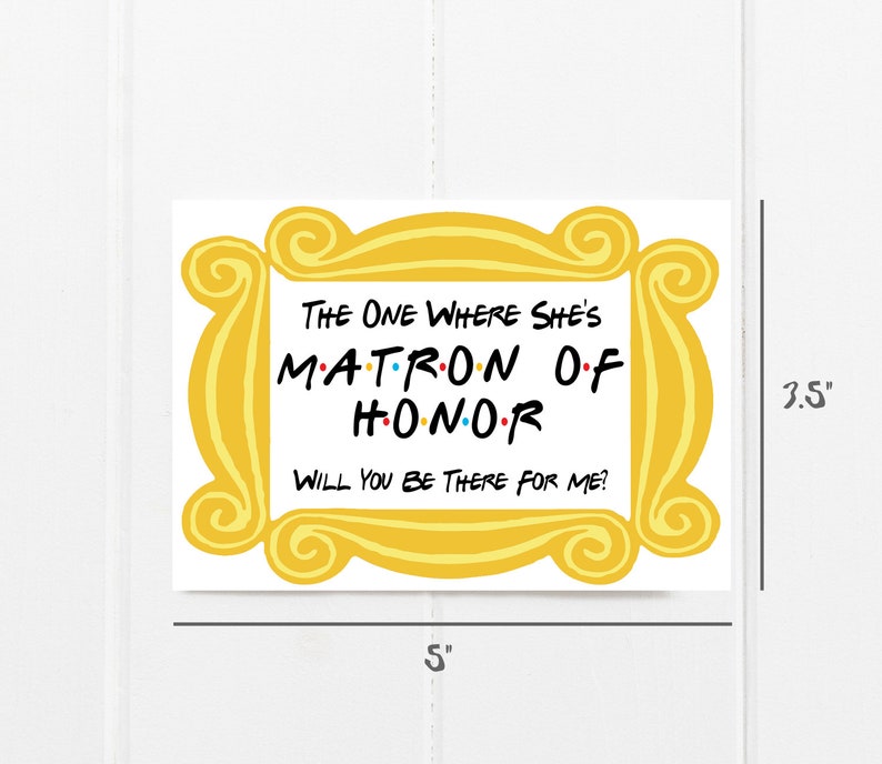 Puede incluir: Una tarjeta amarilla con un dise&ntilde;o de marco de imagen y el texto "THE ONE WHERE SHE'S MATRON OF HONOR WILL YOU BE THERE FOR ME?" La tarjeta mide 12,7 cm de ancho y 8,9 cm de alto.