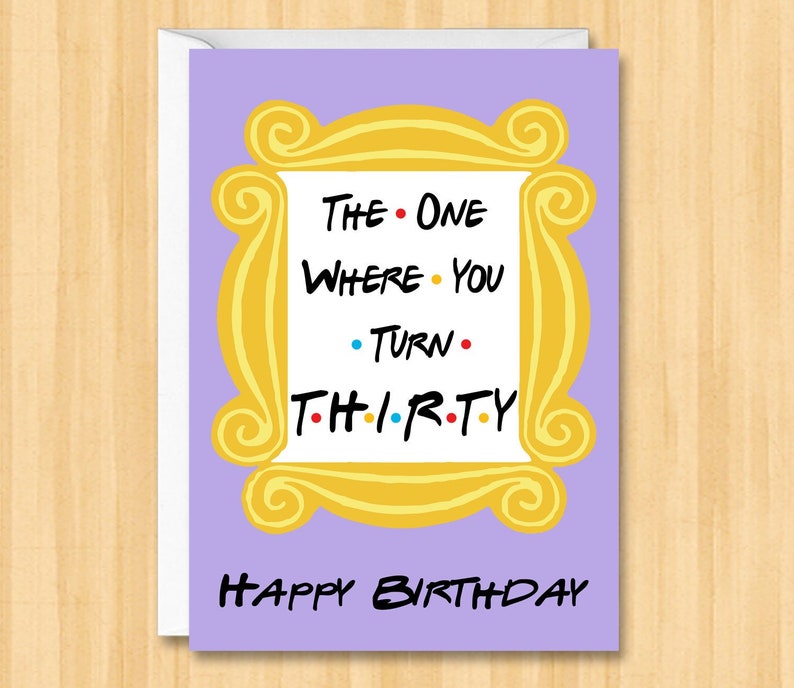 K&ouml;nnte beinhalten: Geburtstagskarte mit lila Hintergrund und gelbem Rahmen. Der Text lautet "THE ONE WHERE YOU TURN THIRTY" in einem wei&szlig;en Feld. Darunter steht "HAPPY BIRTHDAY" in Schwarz.