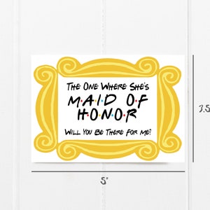 Puede incluir: Un marco amarillo con el texto "THE ONE WHERE SHE'S MAID OF HONOR WILL YOU BE THERE FOR ME?" en texto negro con puntos de colores. El marco mide 12,7 cm de ancho y 8,9 cm de alto.
