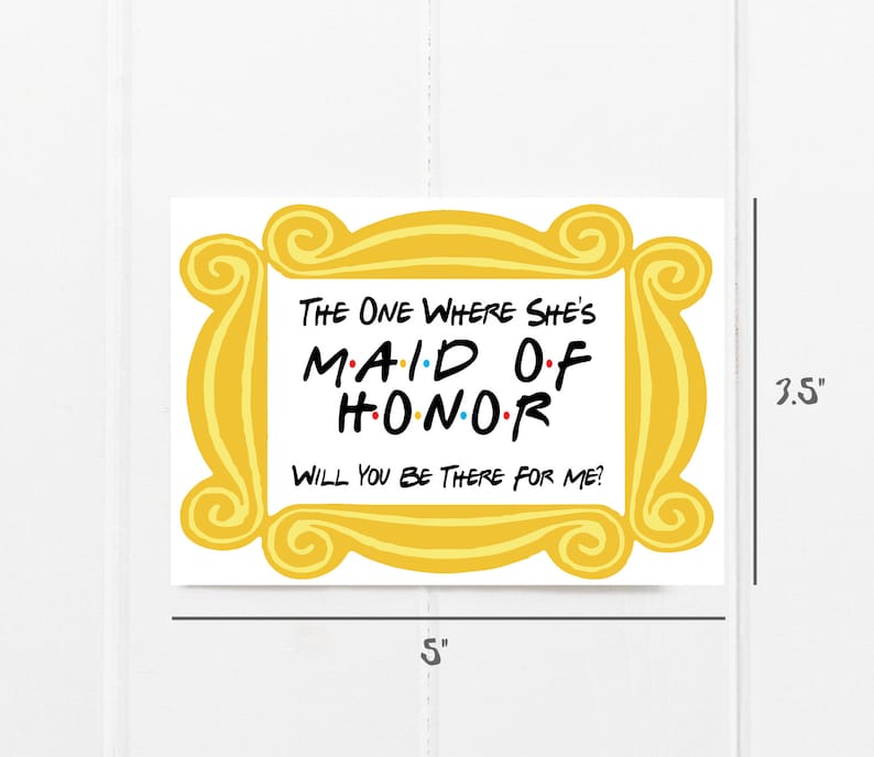 Puede incluir: Un marco amarillo con el texto "THE ONE WHERE SHE'S MAID OF HONOR WILL YOU BE THERE FOR ME?" en texto negro con puntos de colores. El marco mide 12,7 cm de ancho y 8,9 cm de alto.