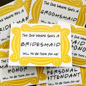 Puede incluir: Un conjunto de nueve tarjetas con un marco amarillo y el texto "The One Where She's A" seguido de una palabra como "Bridesmaid", "Maid of Honor" o "Personal Attendant".
